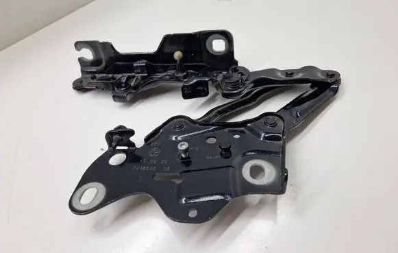 Engine bonnet/hood hinges