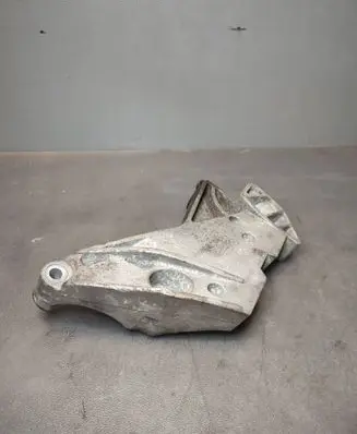 Engine mounting bracket