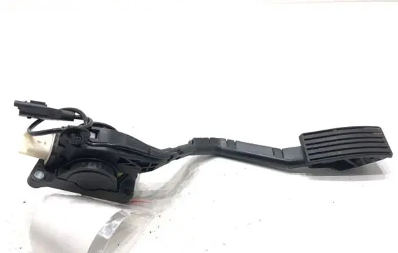 Accelerator throttle pedal
