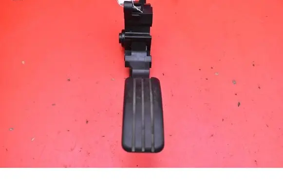 Accelerator throttle pedal