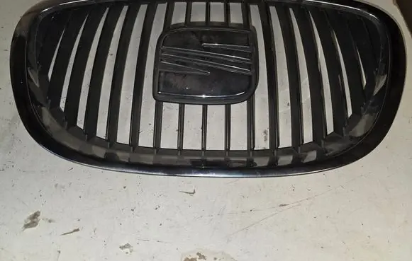 Seat Altea Front bumper upper radiator grill