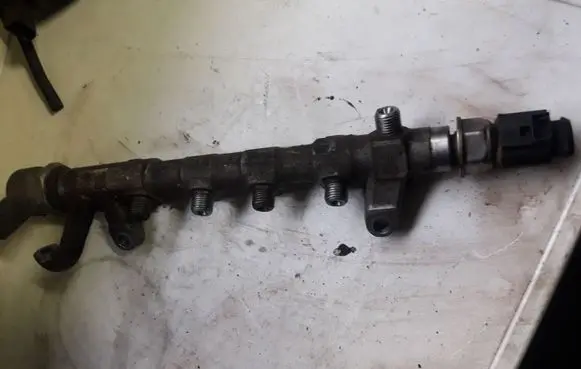 Skoda Yeti (5L) Fuel distributor 03L130089P