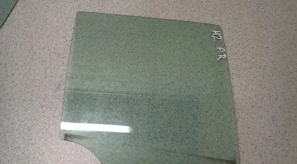 Mazda 2 Sliding door window/glass 