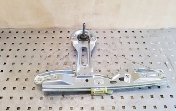 Rear door manual window regulator