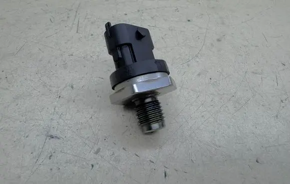 Renault Clio IV Fuel pressure sensor H8201232985 8201232985 0281006241