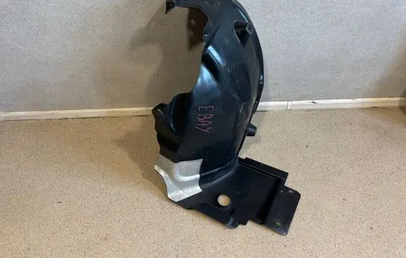 Front wheel arch liner splash guards
