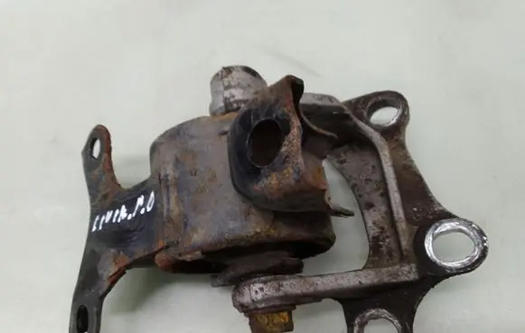 Honda Civic Engine mount bracket 