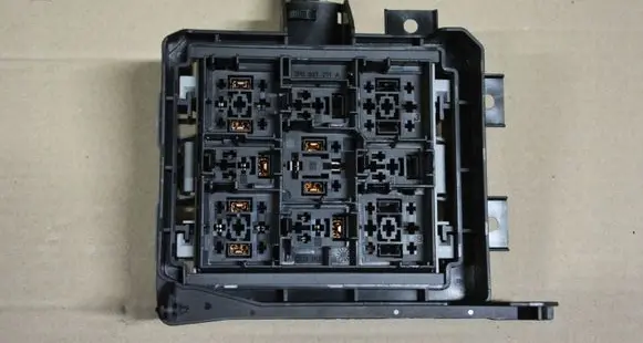 Volkswagen Touareg II Relay mounting block 7P0937211A