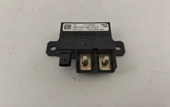 Mercedes-Benz A W176 Charging relay A0009822023 1110029