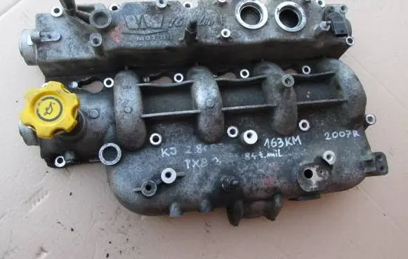 Jeep Liberty Rocker cam cover 