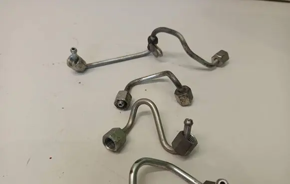 Fuel injector supply line/pipe