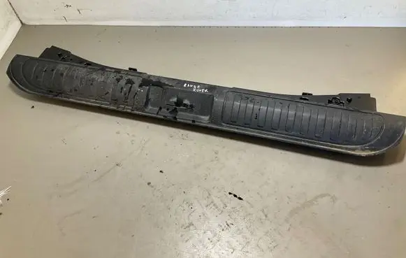 Trunk/boot sill cover protection