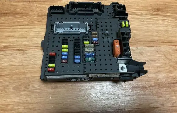 Volvo V70 Fuse module 30728512 28017881 05W485