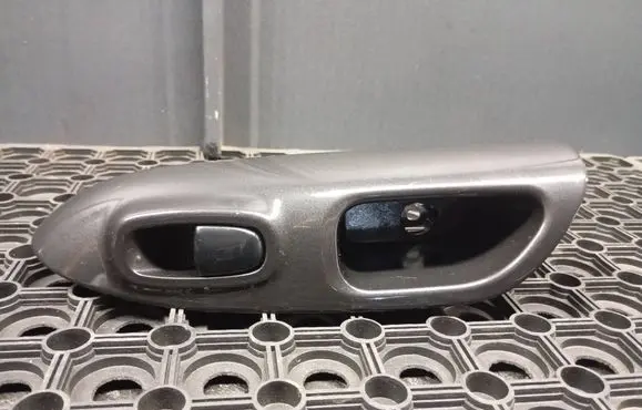 Nissan Juke I F15 Electric window control switch 829611KA2A