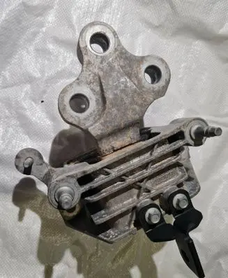 Engine mount bracket