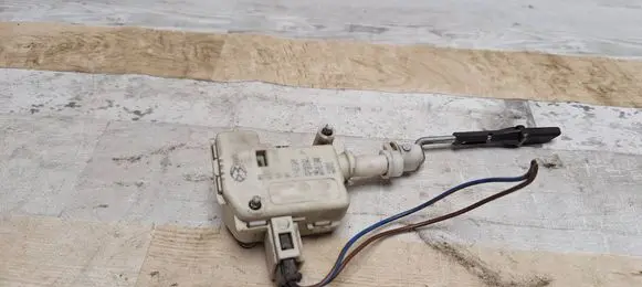 Volkswagen Touran I Central locking motor 1T0810773 3B0959782