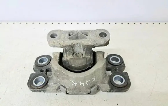 Volvo V70 Engine mount bracket 