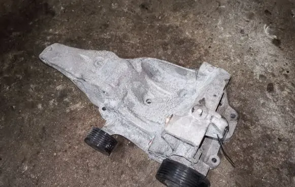 BMW 3 E90 E91 Generator/alternator bracket 7802639