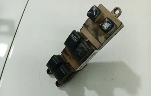 Nissan Primera Electric window control switch 25401AV640