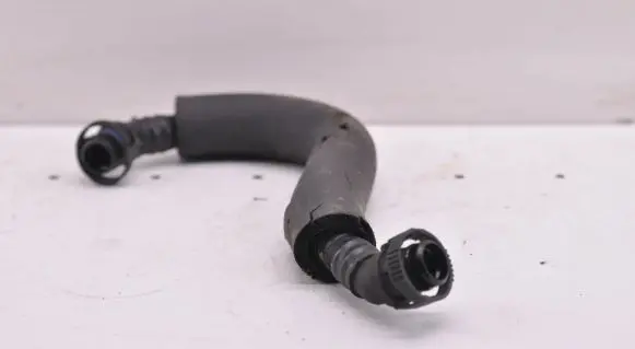 Volkswagen Golf VI Breather hose/pipe 06J103221A