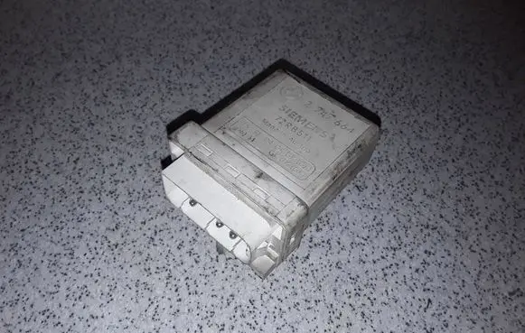 BMW 5 E39 Glow plug pre-heat relay 2247664