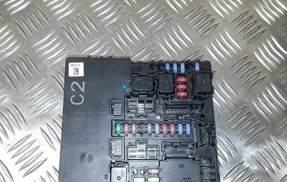 Nissan Juke I F15 Fuse module 284b71ka0c 5s0jl01c7