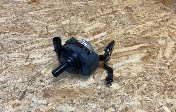 Nissan Leaf II (ZE1) Water pump 215815SA0A