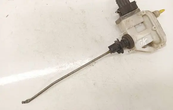 Volkswagen PASSAT B4 Central locking vacuum pump 3A0862153B
