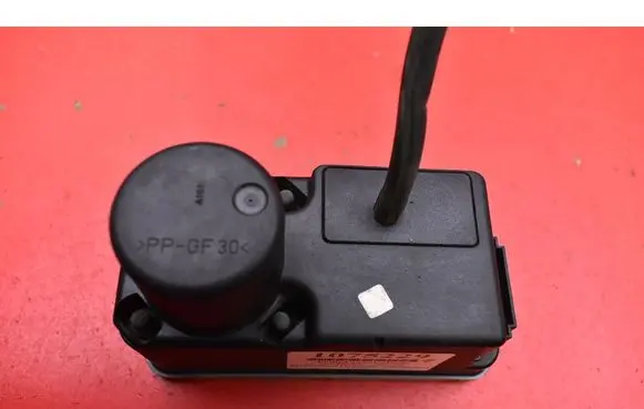 Volkswagen Golf III Central locking vacuum pump 1H0962257