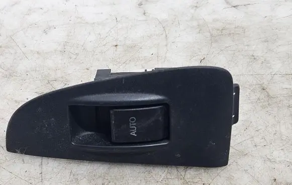 Toyota Avensis T250 Electric window control switch 8657