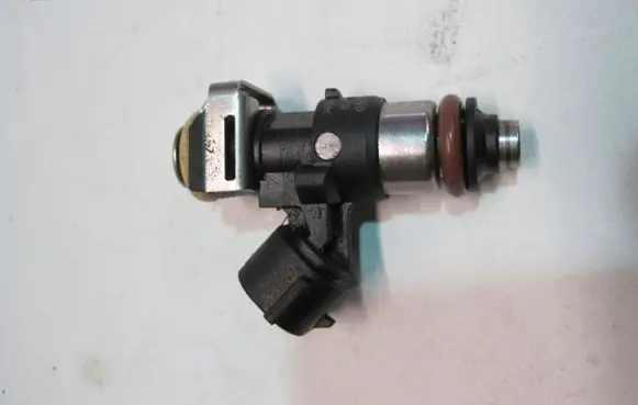 Skoda Rapid (120G, 130G, 135G) Fuel injector 03C906039B