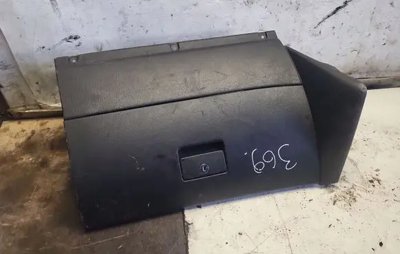 Volkswagen Golf IV Glove box 