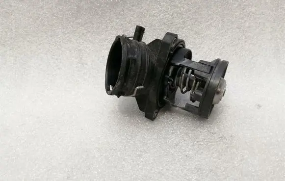 Mercedes-Benz C W205 Thermostat housing A2762000315
