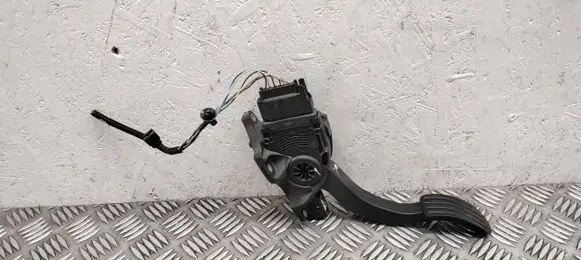 Accelerator throttle pedal