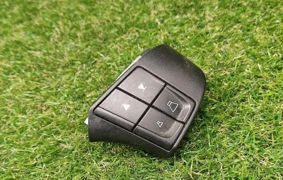 Volvo C30 Steering wheel buttons/switches 30739641