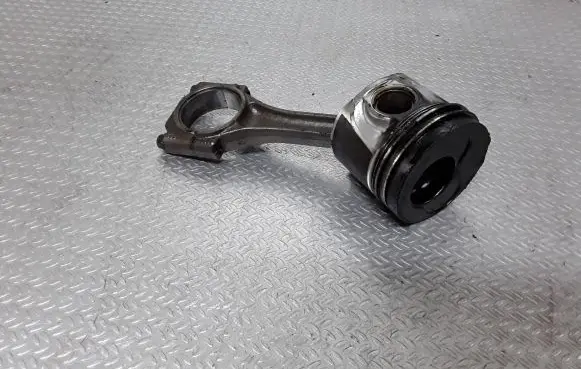 Volkswagen Polo IV 9N3 Piston with connecting rod