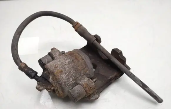 Volkswagen Golf VI Front brake caliper