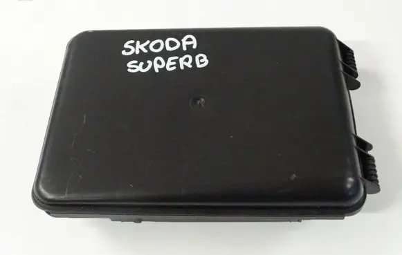 Skoda Fabia Mk1 (6Y) Relay mounting block 8D0927613