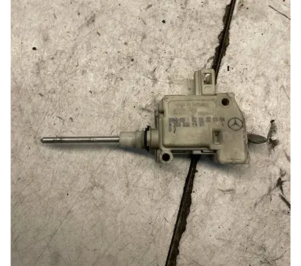 Mercedes-Benz C W203 Central locking motor A2038201997