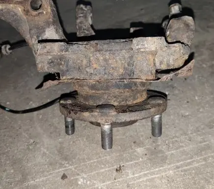 Nissan X-Trail T30 Front wheel hub spindle knuckle