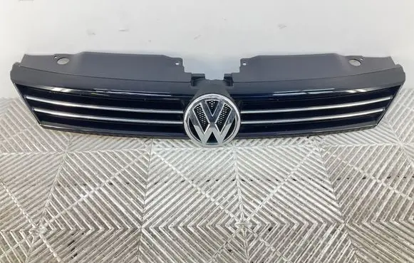 Volkswagen Jetta VI Front bumper upper radiator grill 5C6853653