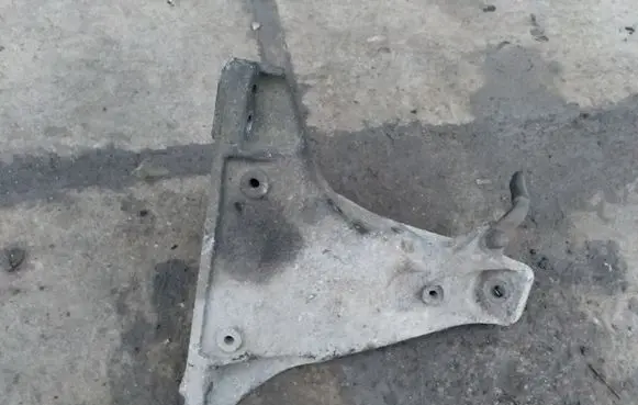 Volkswagen PASSAT B5 Engine mounting bracket