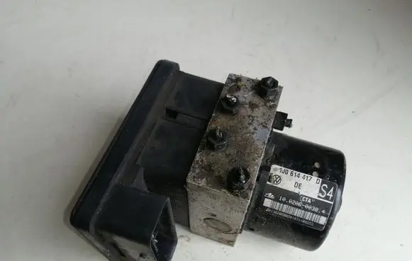 Volkswagen Golf IV ABS Pump 1J0614417D 1C0907379K