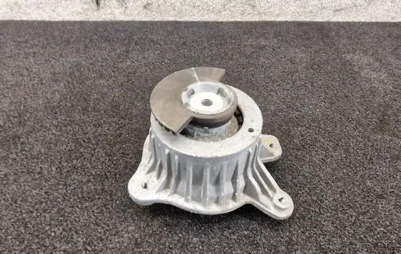 Mercedes-Benz C W205 Engine mount bracket A2052407700