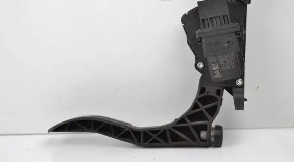 Accelerator throttle pedal