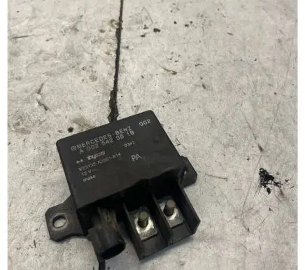 Mercedes-Benz E W211 Charging relay A0025423819 V23132A2001X14