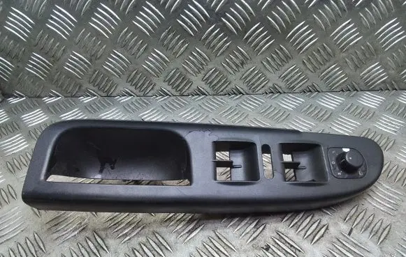 Volkswagen PASSAT B6 Front door window switch trim 3C1867171