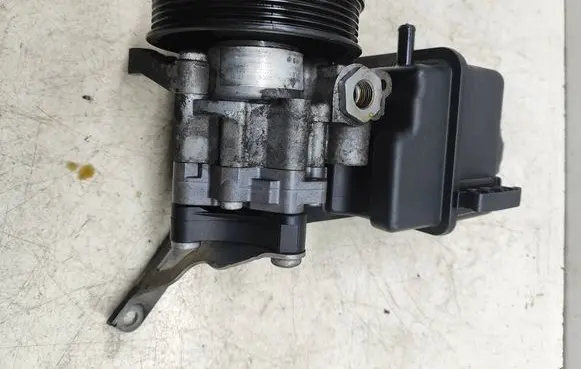 Mercedes-Benz Sprinter W906 Power steering pump A0064661701