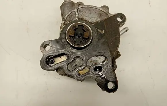 Volkswagen Jetta V Vacuum pump 03G145209