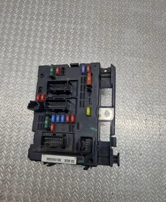 Peugeot 206 Fuse module 9650664180